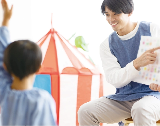 児童福祉施設で子どもと接する職員