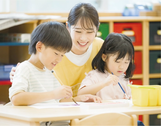 保育所で子どもたちと接する保育士
