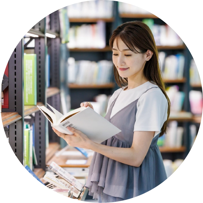 図書館で本を読む学生