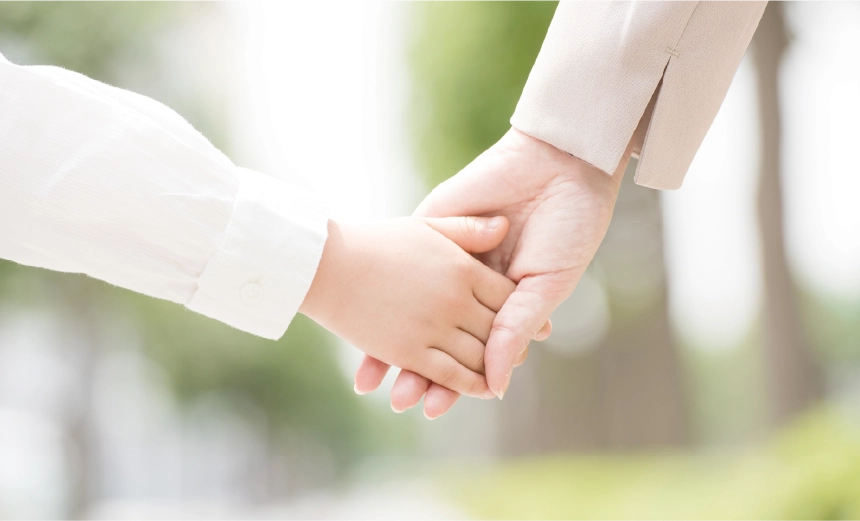 子どもと保育者が手をつなぐ様子