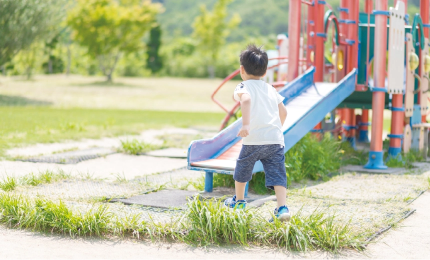 公園の遊具で遊ぶ子ども