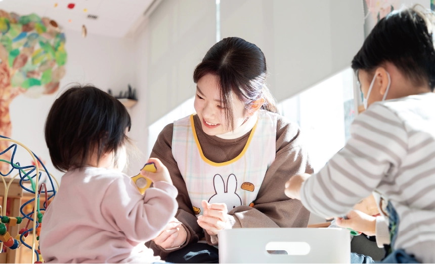 保育実習で子どもたちと関わる学生