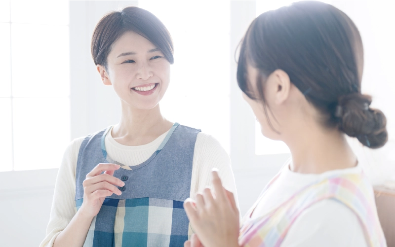 スクーリングで教員から対面指導を受ける学生