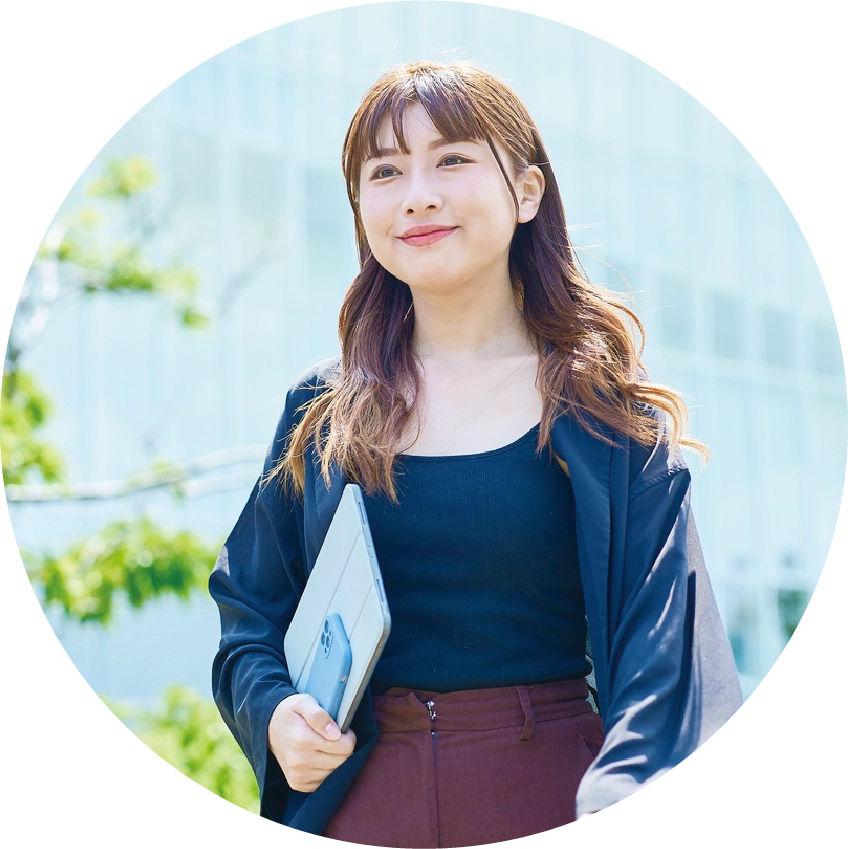 教材を持ってキャンパスを歩く学生