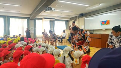 06園児の前で四股を踏む力士.JPG