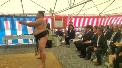 03四股踏みを披露した明生関.JPG